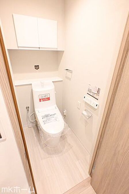 温水洗浄便座付きのトイレです!設備は新品に交換済みですので気持ちよくお住まい頂けます!