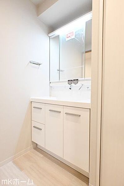 大きな鏡と洗面台が付いた洗面化粧台は収納も豊富！買い置きした日用品などまとめて収納する事が出来ます！