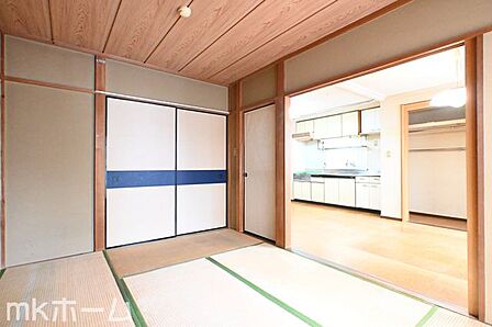リビング横の和室はフレキシブル使えます!大きなリビングとして、またプライベート空間としても対応可能!