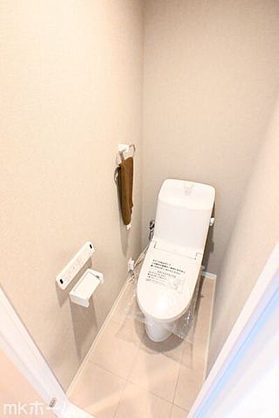 温水洗浄便座付きのトイレです！設備は新品に交換済みですので気持ちよくお住まい頂けます！