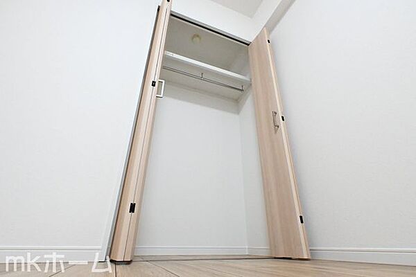 各部屋にたっぷりの洋服や荷物が収納できるクローゼットを完備！
