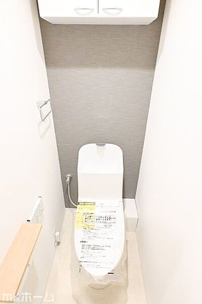 温水洗浄便座付きのトイレです！設備は新品に交換済みですので気持ちよくお住まい頂けます！