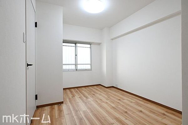窓からの優しい光がお部屋に差し込みます！