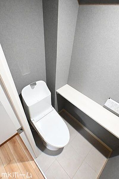 温水洗浄便座付きのトイレです！設備は新品に交換済みですので気持ちよくお住まい頂けます！