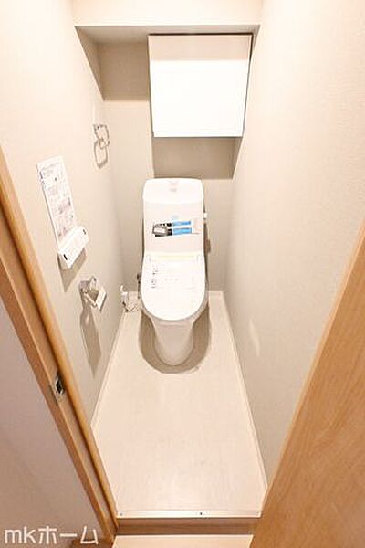 温水洗浄便座付きのトイレです！設備は新品に交換済みですので気持ちよくお住まい頂けます！