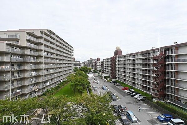 抜けるような眺望はマンションならではですね！5階のお部屋ですので陽当たりも良好です！