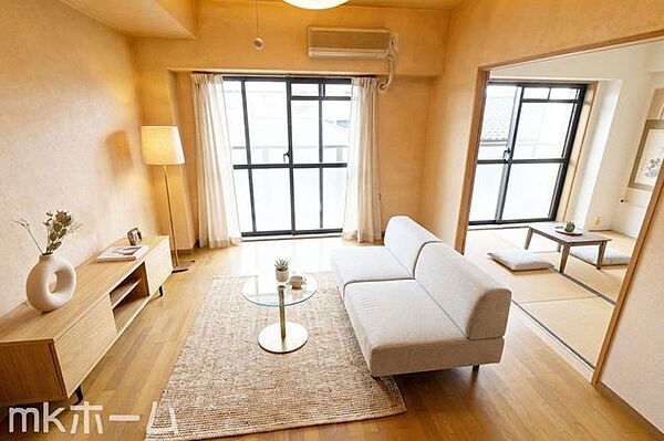 多くの時間を過ごす空間だからこそ採光にはこだわりたいですね！光を感じることが出来るリビング空間です！
