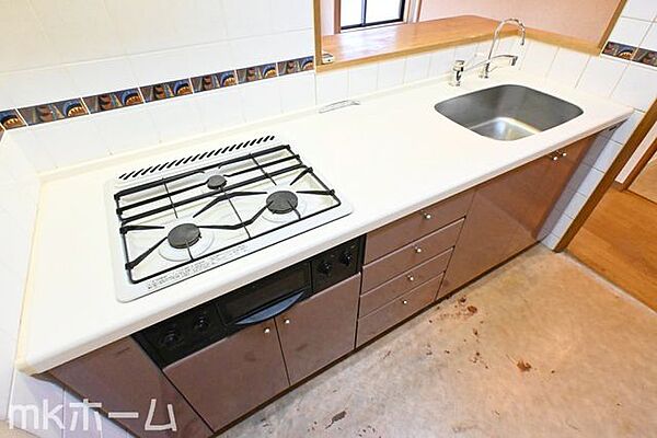 使い勝手の良いシステムキッチンを採用！作業スペースも広めにとられておりご家族でお料理が楽しめます！