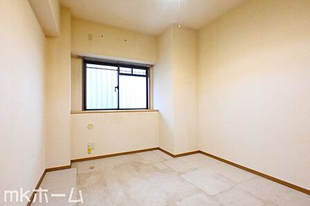 シンプルな洋室はおしゃれで居心地の良い空間です!室内は柔らかい陽の光が差し込みます!