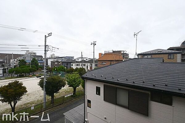 抜けるような眺望はマンションならではですね！3階のお部屋ですので陽当たりも良好です！
