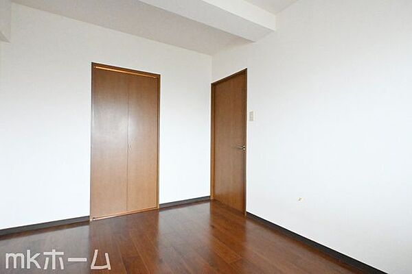洋室には収納もしっかり完備されており、部屋を広々と利用することが可能です！