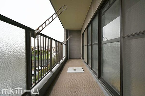 バルコニーは陽当たりとともに風通しも良く洗濯物もよく乾きます！