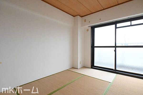 リビング横の和室は多目的に利用可能な空間です！お子様の遊び場、また客間として多彩にご利用頂けます！