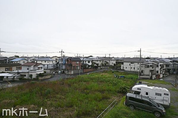 抜けるような眺望はマンションならではですね！3階のお部屋ですので陽当たりも良好です！