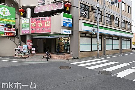 ファミリーマート谷津一番館店 徒歩9分。 680m