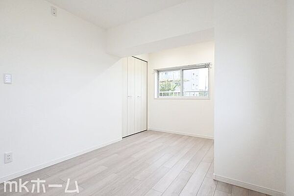 清潔感あるシンプルな洋室はクールでおしゃれな雰囲気を演出します！窓から優しい太陽の光が差し込みます！