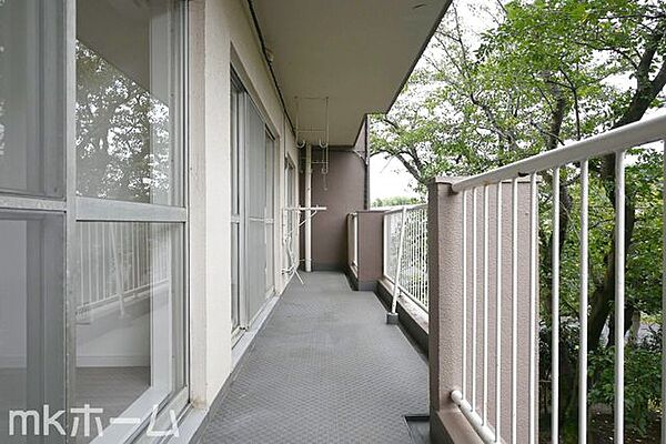 バルコニーは陽当たりとともに風通しも良く洗濯物もよく乾きます！