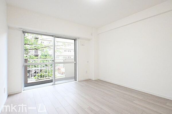 シンプルな洋室はおしゃれで居心地の良い空間です！二面採光で柔らかい陽の光が差し込みます！