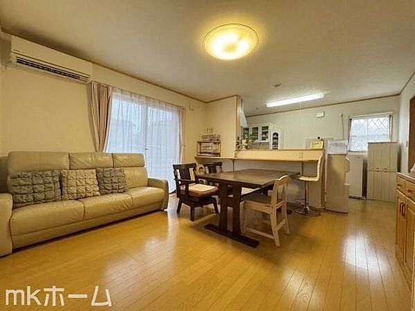 多くの時間を過ごす空間だからこそ採光にはこだわりたいですね！光を感じることが出来るリビング空間です！