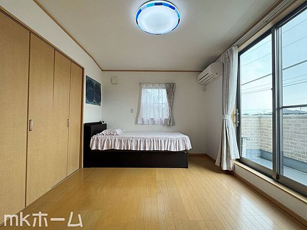 居室に大型のクローゼットを設置！豊富な収納があることで広い居住スペースを確保することができます！