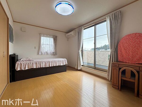 洋室には収納もしっかり完備されており、部屋を広々と利用することが可能です！