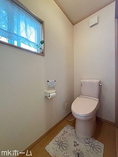 温水洗浄便座付きのトイレです！もちろん窓もあり換気もしっかり出来ます！