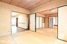 寝室：リビング横の和室は多目的に利用可能な空間です！お子様の遊び場、また客間として多彩にご利用頂けます！