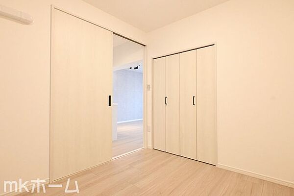 各居室に大型のクローゼットを設置！豊富な収納があることで広い居住スペースを確保することができます！