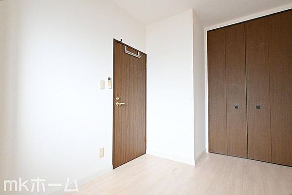 洋室には収納もしっかり完備されており、部屋を広々と利用することが可能なです！