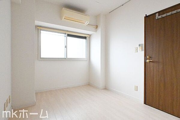 シンプルな洋室はおしゃれで居心地の良い空間です！二面採光で柔らかい陽の光が差し込みます！
