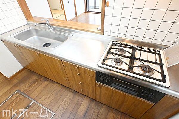 使い勝手の良いシステムキッチンを採用！作業スペースも広めにとられておりご家族でお料理が楽しめます！