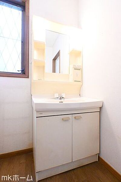 大きな鏡と洗面台が付いた洗面化粧台は収納も豊富！買い置きした日用品などまとめて収納する事が出来ます！