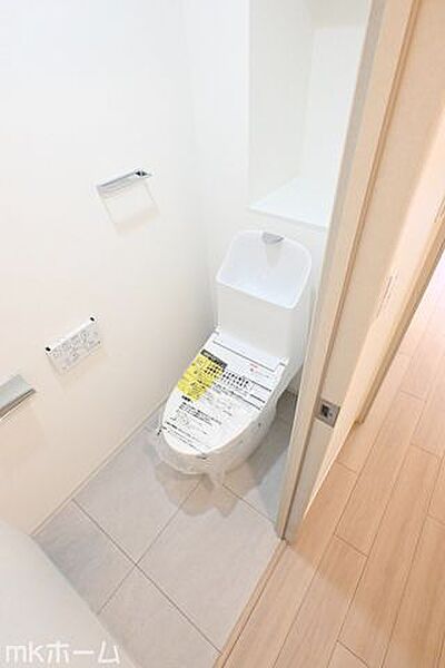 温水洗浄便座付きのトイレです！設備は新品に交換済みですので気持ちよくお住まい頂けます！