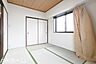 室内：あると落ち着く和室には押入も完備されており、客間としてだけでなく収納などに利用できるスペースです！