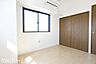 寝室：居室に大型のクローゼットを設置！豊富な収納があることで広い居住スペースを確保することができます！