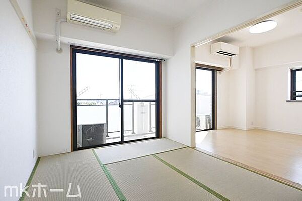 リビング横の和室はフレキシブル使えます！大きなリビングとして、またプライベート空間としても対応可能！