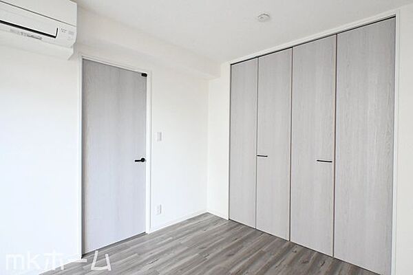 居室に大型のクローゼットを設置！豊富な収納があることで広い居住スペースを確保することができます！