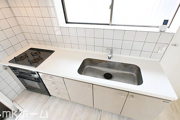 使い勝手の良いシステムキッチンを採用！作業スペースも広めにとられておりご家族でお料理が楽しめます！