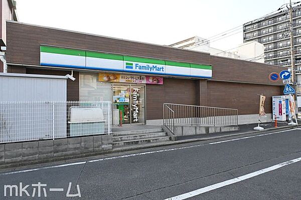 ファミリーマート三郷駅南店 徒歩4分。 280m
