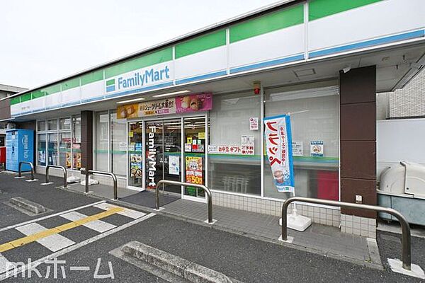 ファミリーマート三郷早稲田一丁目店 徒歩9分。 680m