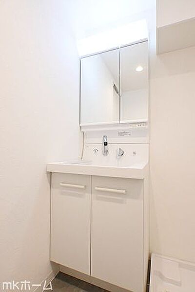 大きな鏡と洗面台が付いた洗面化粧台は収納も豊富！買い置きした日用品などまとめて収納する事が出来ます！