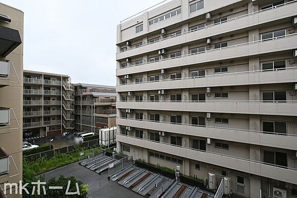 抜けるような眺望はマンションならではですね！4階のお部屋ですので陽当たりも良好です！