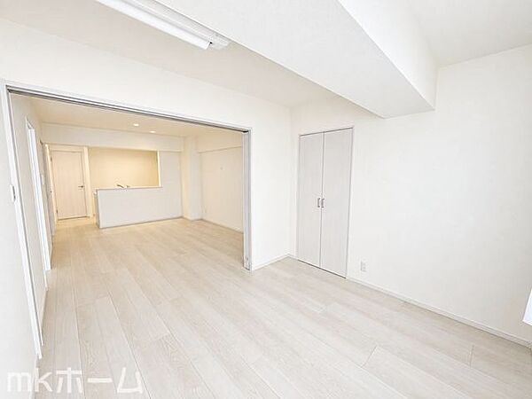 リビング横の洋室はフレキシブル使えます！大きなリビングとして、またプライベート空間としても対応可能！