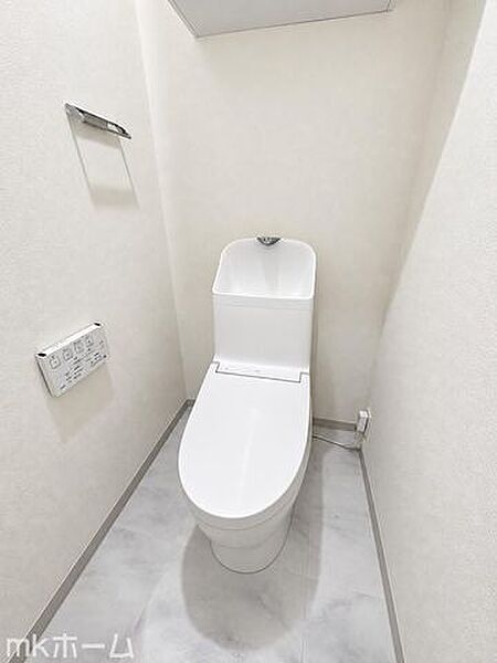 温水洗浄便座付きのトイレです！設備は新品に交換済みですので気持ちよくお住まい頂けます！