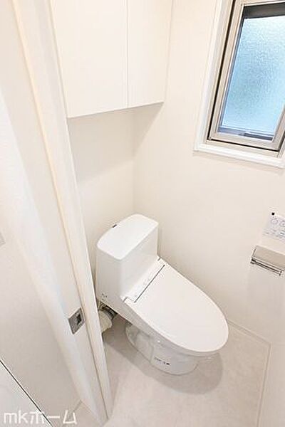 温水洗浄便座付きのトイレです！もちろん窓もあり換気もしっかり出来ます！