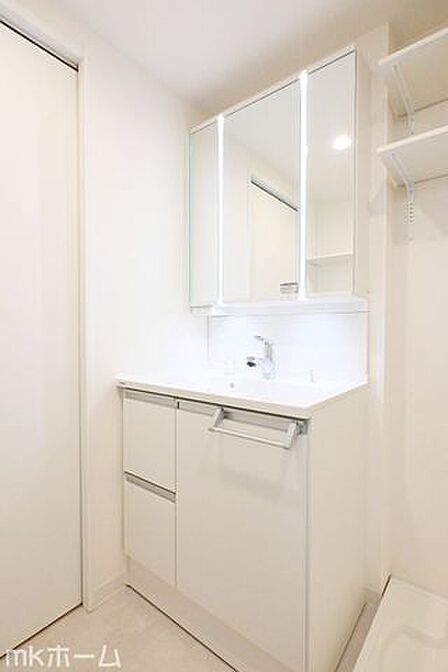 大きな鏡と洗面台が付いた洗面化粧台は収納も豊富！買い置きした日用品などまとめて収納する事が出来ます！