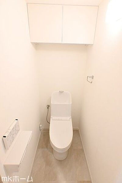 温水洗浄便座付きのトイレです！もちろん窓もあり換気もしっかり出来ます！