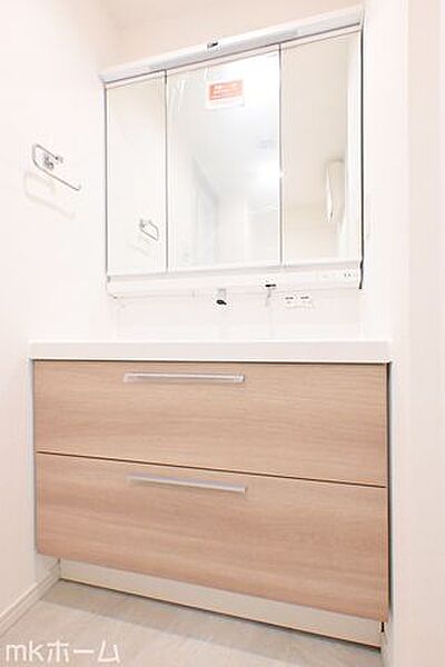 大きな鏡と洗面台が付いた洗面化粧台は収納も豊富！買い置きした日用品などまとめて収納する事が出来ます！