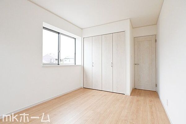 各居室に大型のクローゼットを設置！豊富な収納があることで広い居住スペースを確保することができます！