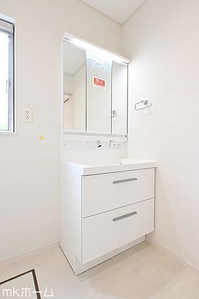 大きな鏡と洗面台が付いた洗面化粧台は収納も豊富！買い置きした日用品などまとめて収納する事が出来ます！
